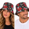 bucket-hat-paisleyprint-rozen-schedelprint-zwart-rood-op-model-van-Haarsoires Bucket Hat Hoedje – Rozen Schedelprint – Zwart Rood
