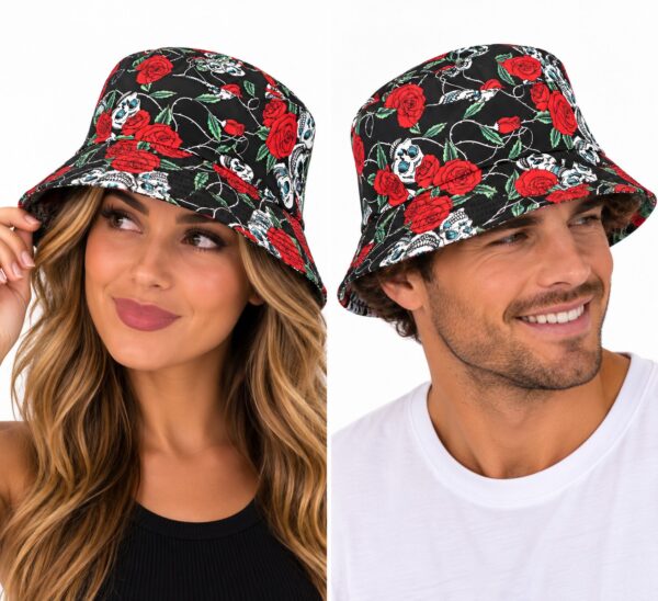 bucket-hat-paisleyprint-rozen-schedelprint-zwart-rood-op-model-van-Haarsoires Bucket Hat Hoedje – Rozen Schedelprint – Zwart Rood
