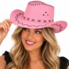 cowboyhoed-met-stiksel-roze-op-model-van-Haarsoires Cowboyhoed - Western Hoed met Stiksel - Roze