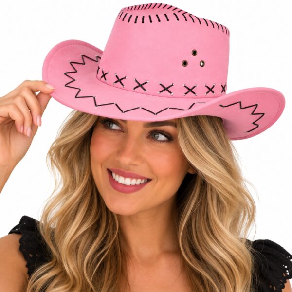 cowboyhoed-met-stiksel-roze-op-model-van-Haarsoires Cowboyhoed - Western Hoed met Stiksel - Roze
