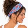 haarband-3-in-1-ruitprint-blauw-rood-op-model-van-Haarsoires Haarband 3-in-1 - Ruitprint - Blauw Rood
