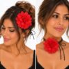 haarband-gekrulde-bloem-veter-rood-op-model-van-Haarsoires Haarband met Gekrulde Bloem - Veter Striklint - Rood