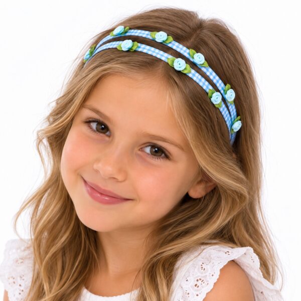 haarband-met-roosjes-ruitprint-blauw-op-model-van-haarsoires Haarband Kind met Roosjes - Ruitprint - Blauw