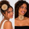 haarband-puntige-bloem-veter-beige-op-model-van-Haarsoires Haarband met Puntige Bloem - Veter Striklint - Beige