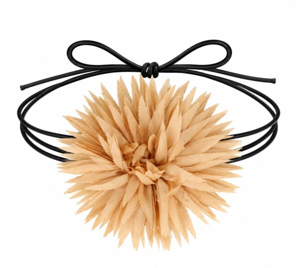 haarband-puntige-bloem-veter-beige-van-Haarsoires Haarband met Puntige Bloem - Veter Striklint - Beige