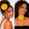 haarband-puntige-bloem-veter-geel-op-model-van-Haarsoires Haarband met Puntige Bloem - Veter Striklint - Geel