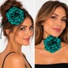 haarband-ronde-bloem-veter-zeegroen-op-model-van-Haarsoires Haarband met Ronde Bloem - Veter Striklint - Zeegroen