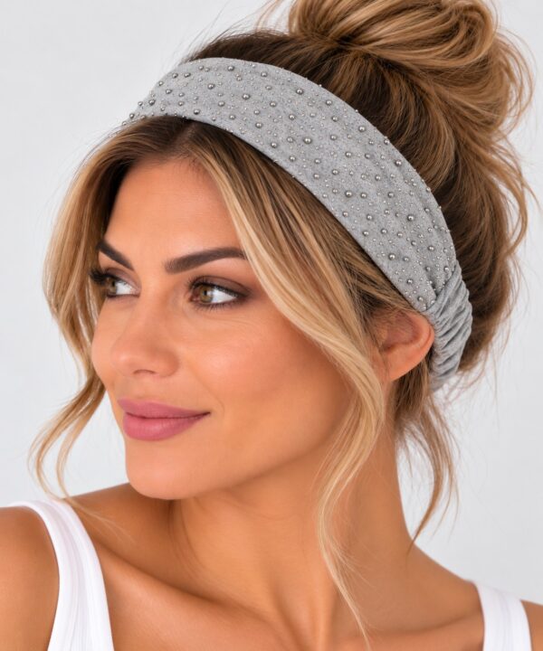 haarband-studs-grijs-op-model-van-Haarsoires Haarband Bandana - met Studs - Grijs