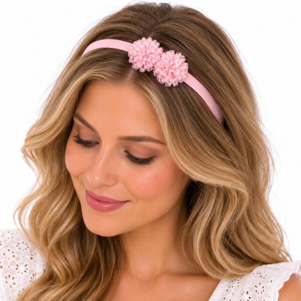 haarband-tule-bloem-roze-op-model-van-Haarsoires Haarband met Tule Bloemen - Roze