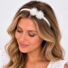 haarband-tule-bloem-wit-op-model-van-Haarsoires Haarband met Tule Bloemen - Wit