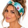 haarband-twist-tropische-bloemenprint-blauw-op-model-van-Haarsoires Haarband Twist – Tropische Bloemenprint – Lichtblauw
