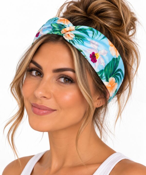 haarband-twist-tropische-bloemenprint-blauw-op-model-van-Haarsoires Haarband Twist – Tropische Bloemenprint – Lichtblauw