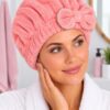 haardroogdoek-muts-roze-op-model-van-Haarsoires Haardoek Haarhanddoek – Microvezel – Sneldrogend – Roze