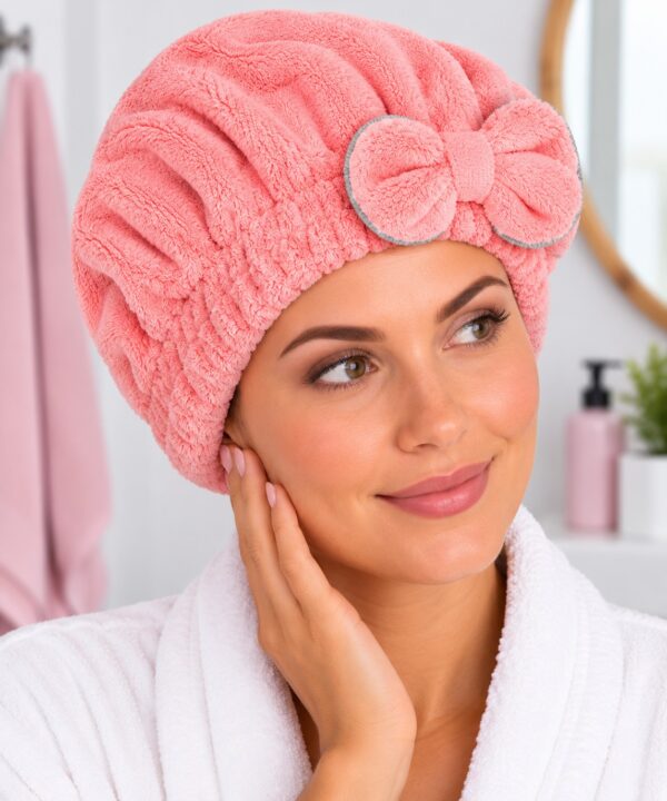 haardroogdoek-muts-roze-op-model-van-Haarsoires Haardoek Haarhanddoek – Microvezel – Sneldrogend – Roze