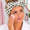 make-up-haarband-stippenprint-wit-op-model-van-Haarsoires Make-Up Haarband – Stippenprint – Teddy met Strik – Wit