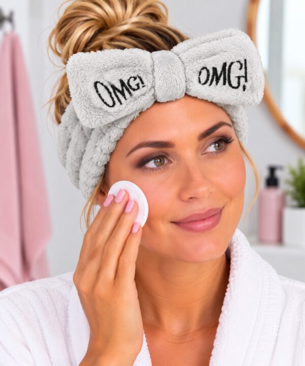 make-up-haarband-teddy-grijs-op-model-van-Haarsoires Make-Up Haarband – Teddy met Strik – Grijs