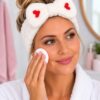 make-up-haarband-teddy-wit-op-model-van-Haarsoires Make-Up Haarband – Hartjesprint – Teddy met Strik – Wit
