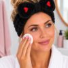 make-up-haarband-teddy-zwart-op-model-van-Haarsoires Make-Up Haarband – Hartjesprint – Teddy met Strik – Zwart