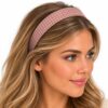 diadeem-3cm-ruitprint-kunststof-bruin-op-model-van-Haarsoires Haarband Diadeem 3cm – Ruitprint – Kunststof – Bruin