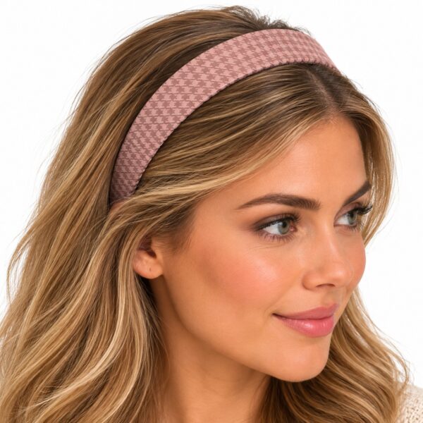 diadeem-3cm-ruitprint-kunststof-bruin-op-model-van-Haarsoires Haarband Diadeem 3cm – Ruitprint – Kunststof – Bruin