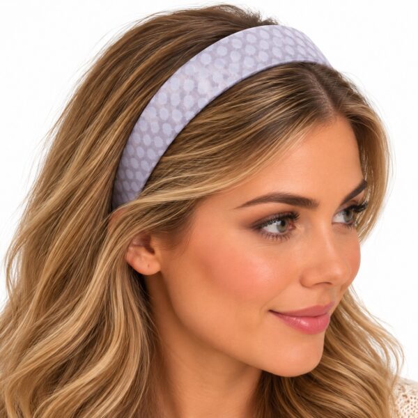 diadeem-3cm-vlekkenprint-kunststof-grijs-op-model-van-Haarsoires Haarband Diadeem – Vlekkenprint – Kunststof – Grijs