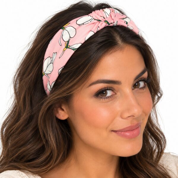 diadeem-bloemenprint-roze-op-model-van-Haarsoires Haarband Diadeem – Knoop – Bloemenprint Stof – Roze