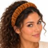 diadeem-gerimpeld-teddystof-bruin-op-model-van-Haarsoires Haarband Diadeem – Gerimpelde Teddystof – Bruin