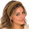 diadeem-gerimpeld-teddystof-lichtbruin-op-model-van-Haarsoires Haarband Diadeem – Gerimpelde Teddystof – Lichtbruin