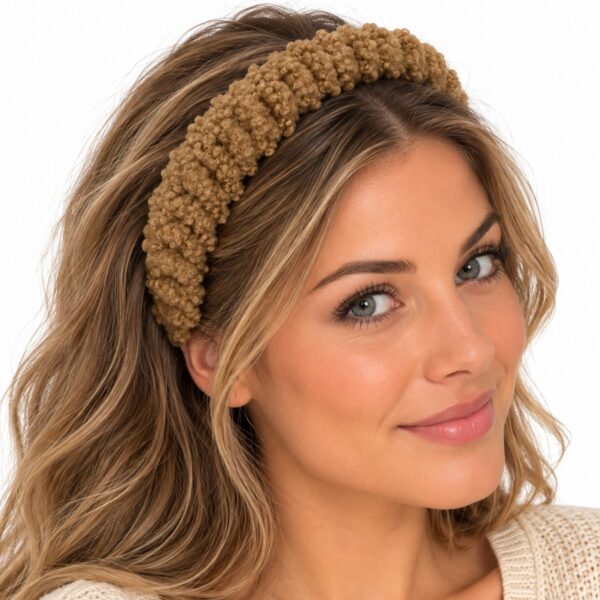 diadeem-gerimpeld-teddystof-lichtbruin-op-model-van-Haarsoires Haarband Diadeem – Gerimpelde Teddystof – Lichtbruin