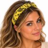 diadeem-knoop-paisleyprint-geel-op-model-van-Haarsoires Haarband Diadeem – Knoop – Paisleyprint – Geel