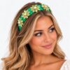 haarband-diadeem-bloemen-facetstenen-groen-op-model-van-Haarsoires Haarband Diadeem - Bloemen - Facetstenen - Groen