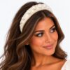 haarband-diadeem-parelkralen-velvet-wit-op-model-van-Haarsoires Haarband Diadeem - Parelkralen - Velvet - Wit