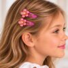 klikklak-haarspeldjes-5cm-bloem-glitter-roze-op-model-van-Haarsoires Haarspeld Klikklak 5cm - Bloem - Glitter Steentjes - Roze - 2 Stuks